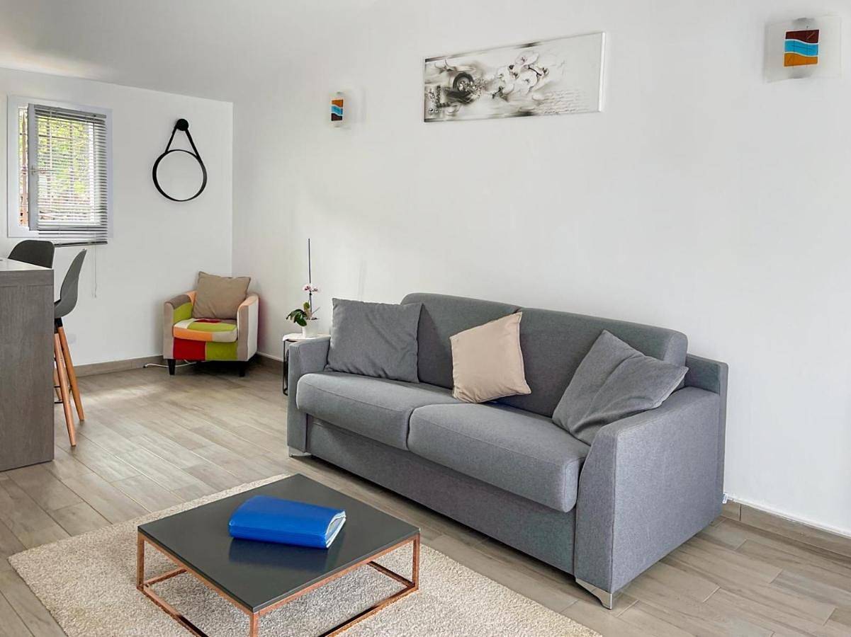 Appartement entier, Appartement situé dans une propriété privée avec terrasse équipée avec plancha proche du lac de saint Cassien in Montauroux, Côte méditerranéenne (France)