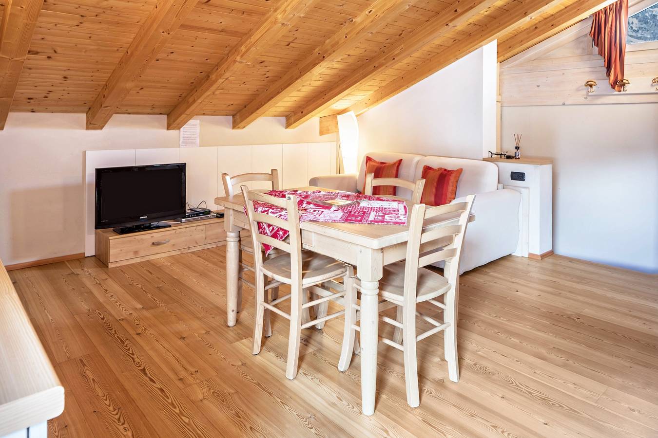 Ganze Wohnung, Ferienhaus Chalet 3 Elemente Bergblick, Wlan & Balkon in Livigno (Stadt), Livigno