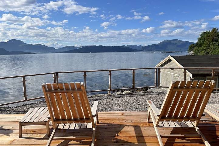 Villa Blue Dream - Traum Ferienhaus in direkter Fjordlage mit Jacuzzi & Sauna in Kristiansund, Nördliches Fjordnorwegen