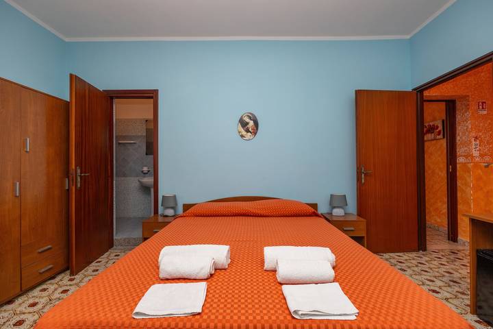 Room 'Appartamento 3 - Stanza 31' with Shared Terrace, Wi-Fi and Air Conditioning in Ficarra, Monti Nebrodi