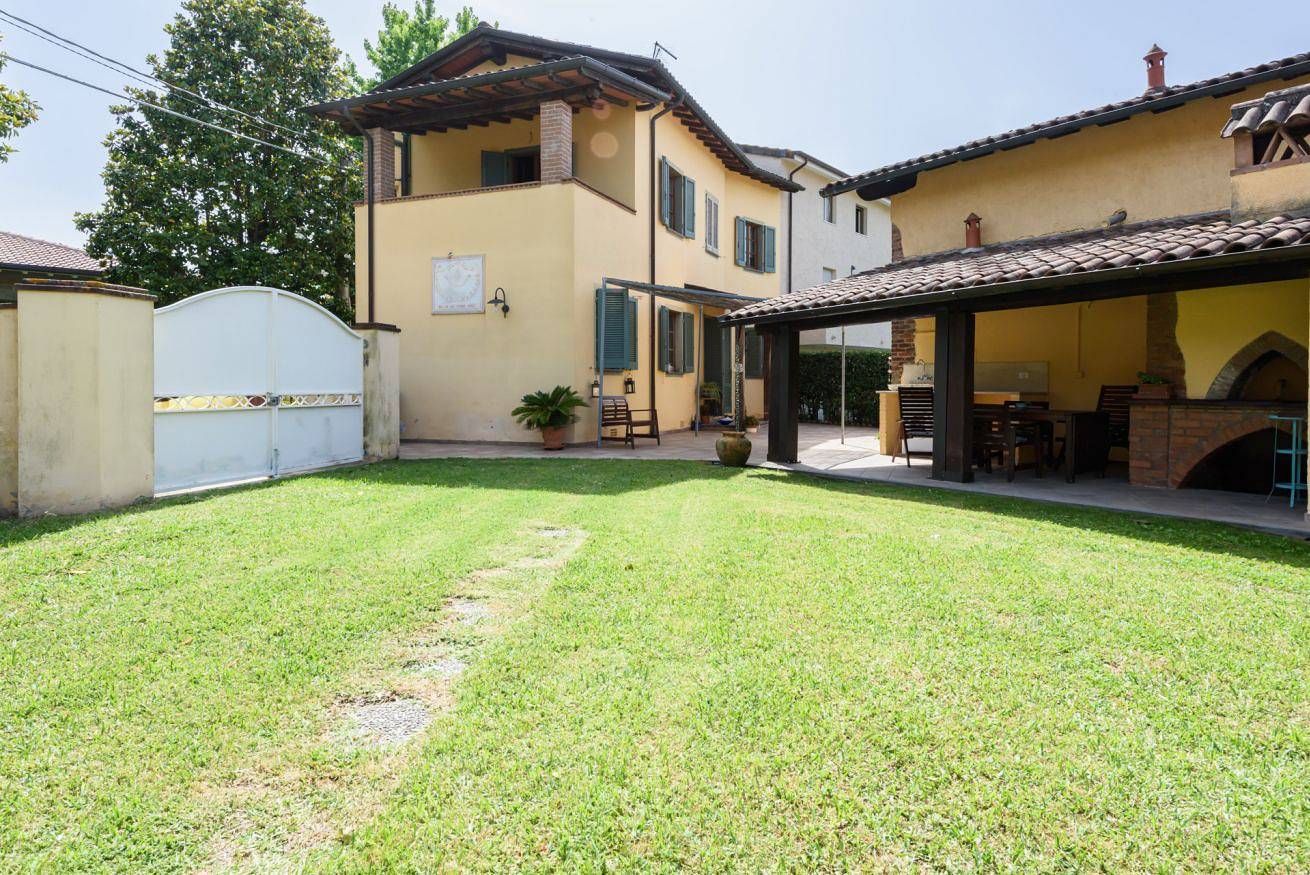 Casina Franca by Mmega in Camaiore, Costa de la Maremma