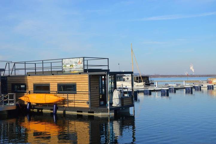 Boot für 4 Personen, mit Terrasse und Ausblick sowie Seeblick in Saale-Unstrut