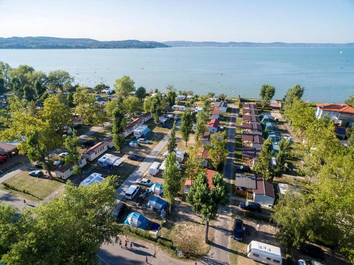 Bungalow für 4 Personen, mit Terrasse und Garten sowie Pool und Seeblick am Balaton