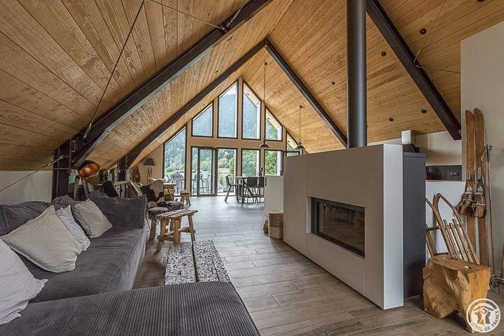 Gîte pour 12 personnes, avec Balcon/Terrasse ainsi que Terrasse et Jardin