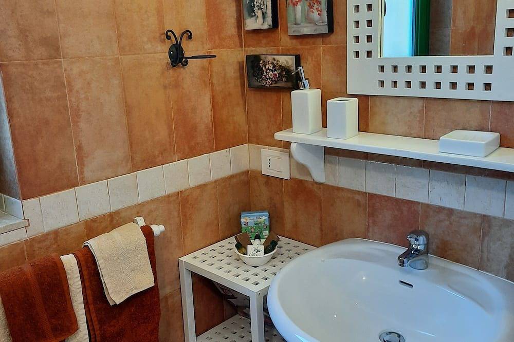 Relaxation in the countryside, house surrounded by greenery, 4 km from the sea in Santa Marinella, Rome Province