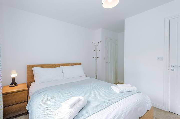 Modern 4Br Home in Preston, Parking, Sleeps 8 in Preston, Lancashire