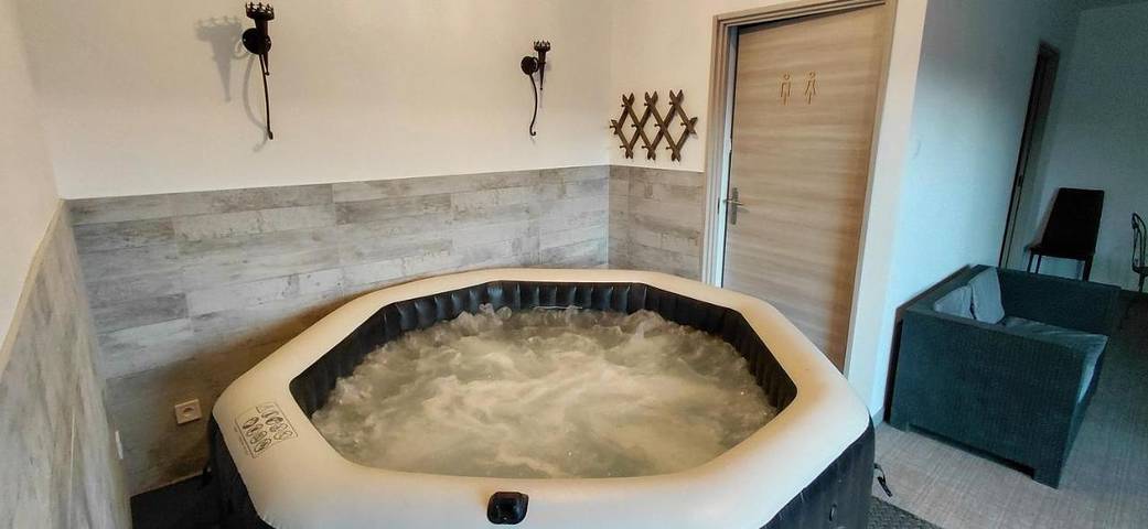 Location de vacances pour 3 personnes, avec jacuzzi ainsi que jardin et piscine dans Saint-Michel-Tubœuf - 2