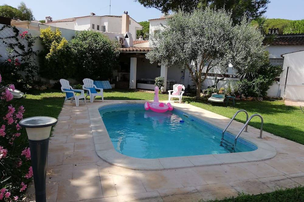 Hermosa villa con aire acondicionado, 8 personas, piscina y jardín privado cerrado, playa de 600mts in La Escala, Alt Empordà