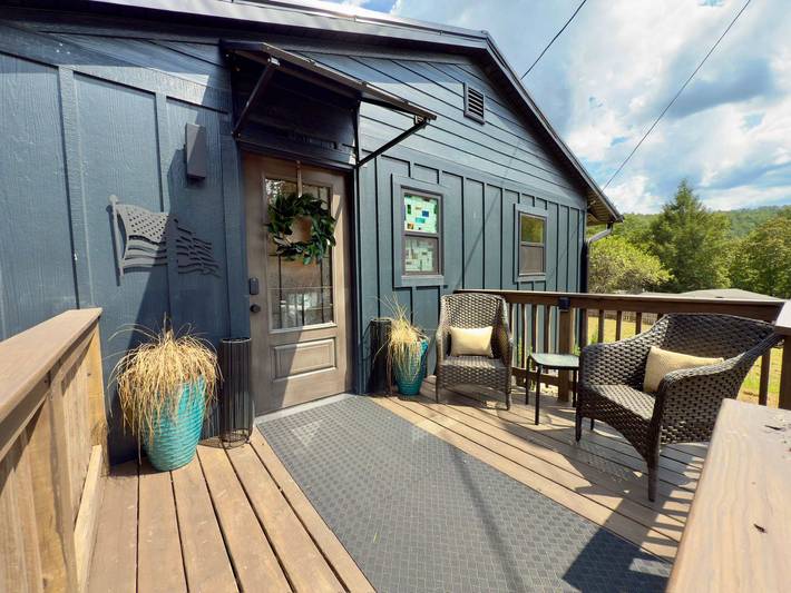 Vacation rental for 8 people, with yard and balcony, kid friendly in Dollywood