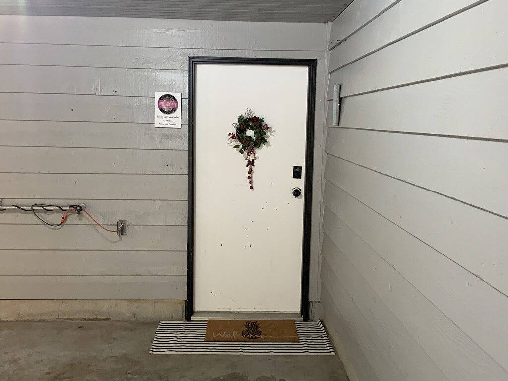 Spacious self contained one bedroom suite near departure bay beach in Nanaimo, Regional District of Nanaimo