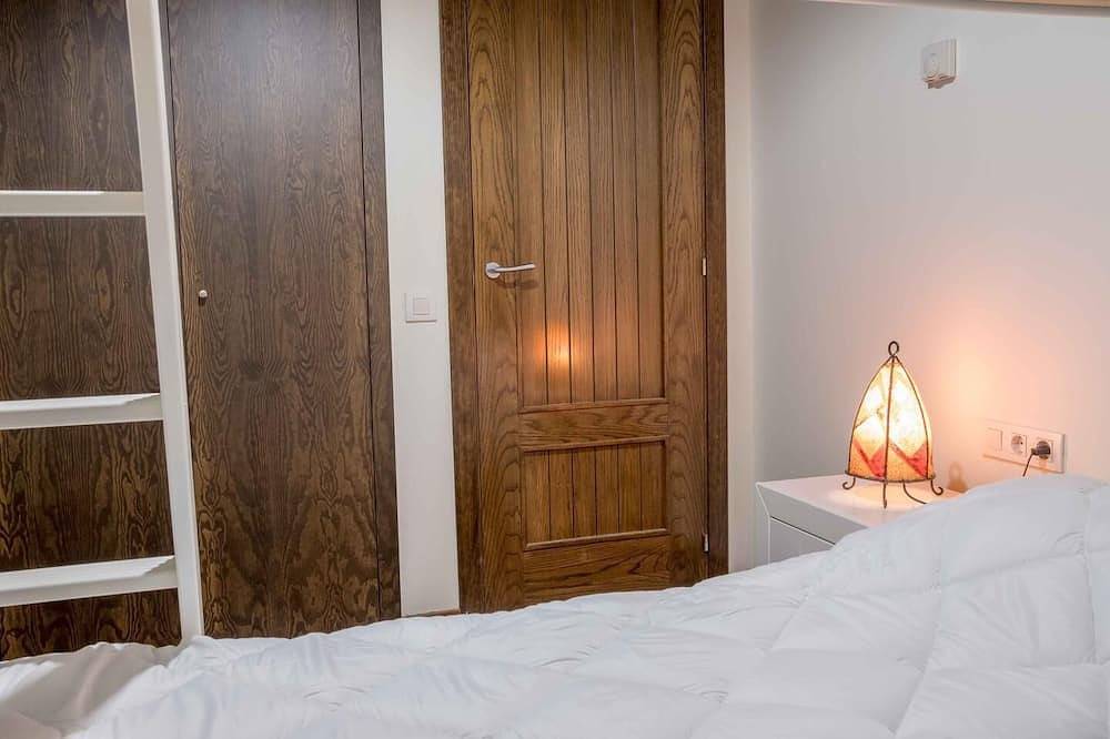 Apartamento entero, Prullans I - Tres Habitaciones Piso, Capacidad 9 in Prulláns, Pirineo Catalan