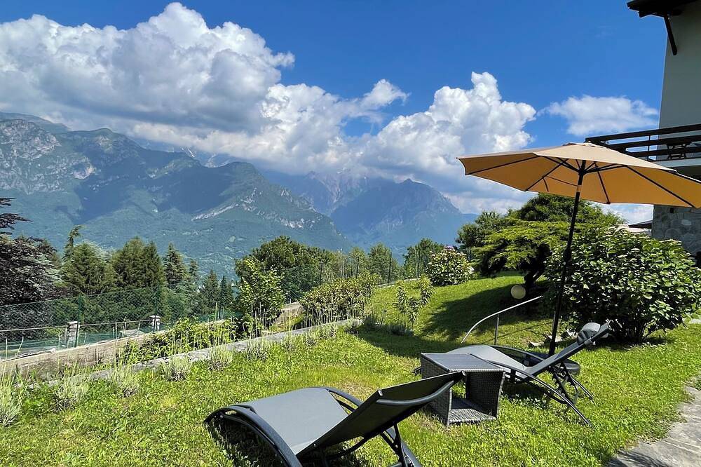 Villa D'Alba with spectacular views of the mountains and Lake Como Queen Suite in Civenna, Comune di Bellagio
