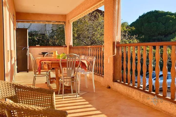 Location de vacances pour 5 personnes, avec jardin et terrasse dans Plage du Ruppione