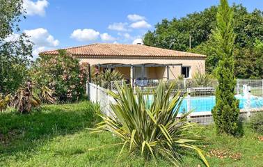 Gîte pour 11 personnes, avec piscine et terrasse à Béraut
