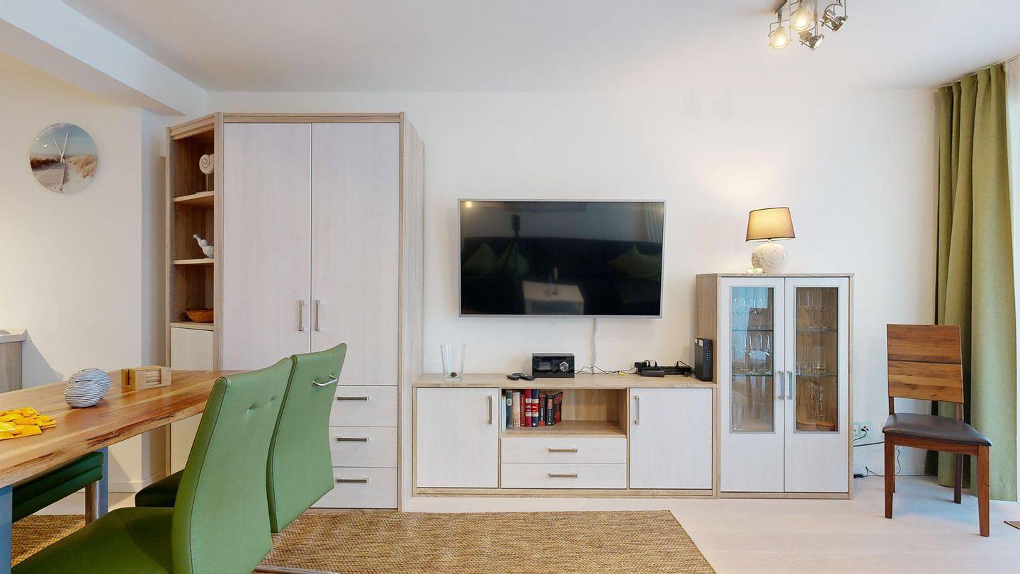 Ganze Wohnung, Ostseeblick - Exklusive Ferienwohnung in Prora mit großem Balkon und Sauna in Strand Prora, Binz