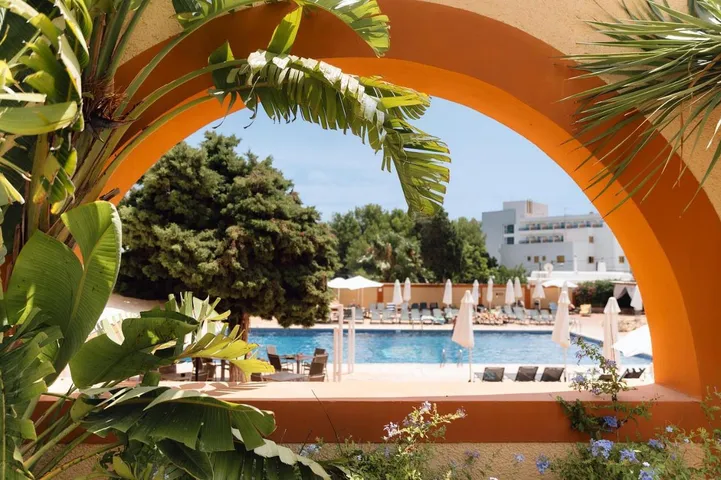 Hotel für 3 Personen, mit Kinderpool und Terrasse sowie Pool - 1