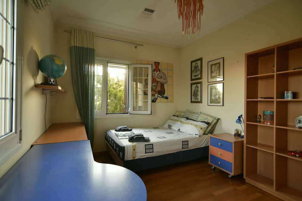 Spacious Luxury Villa with Private Pool & Lush Gardens – Close to City & Beach in Alexandroupolis, Evros