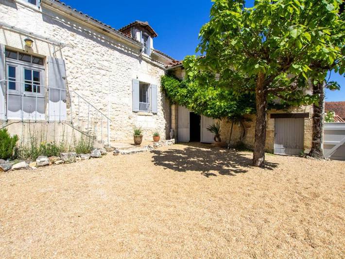 Location de vacances pour 6 personnes, avec jardin à Champagnac-de-Belair
