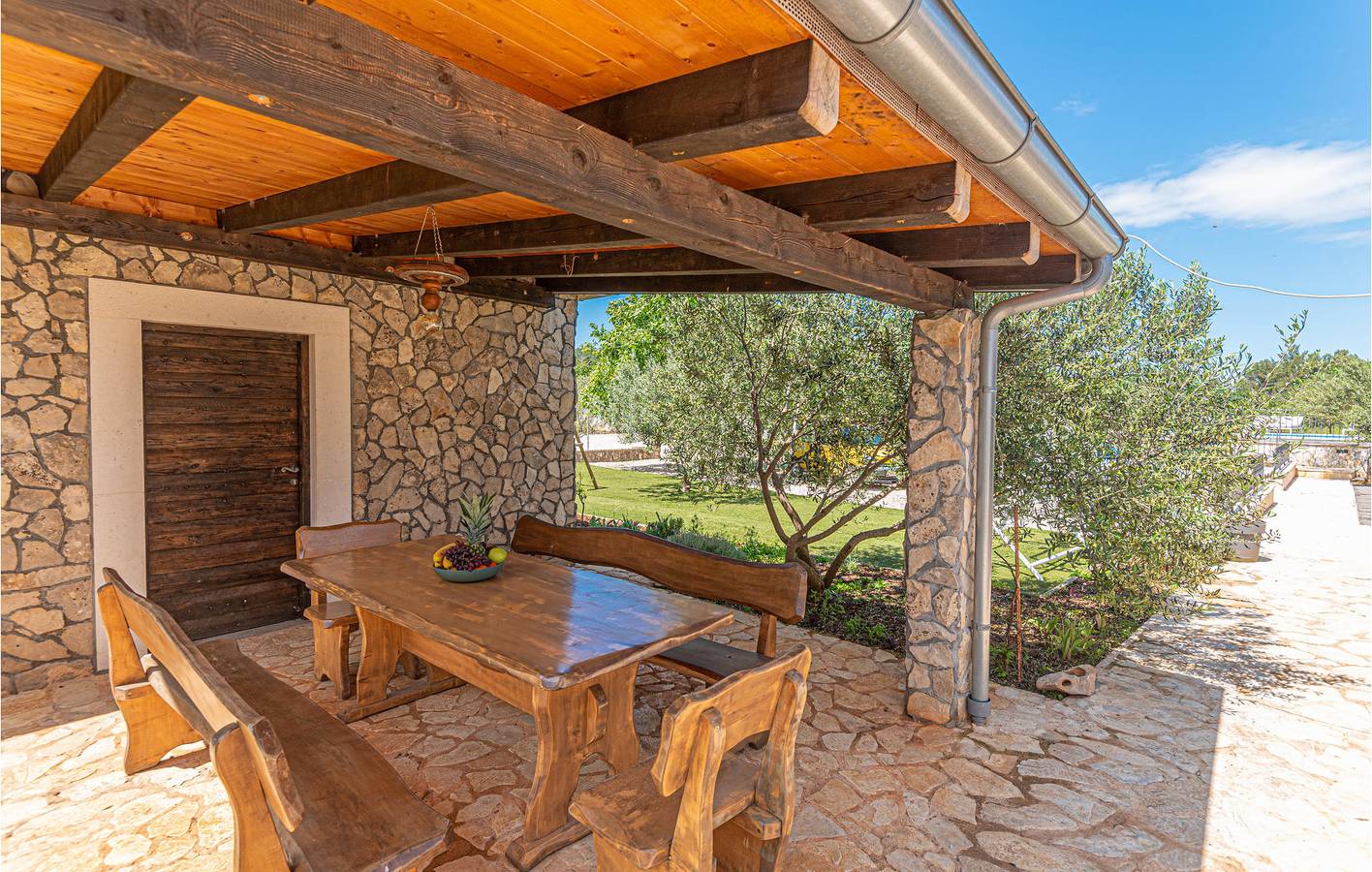 Charmantes Apartment mit 2 Schlafzimmern, Pool, WLAN und Küchenzugang in Tribunj, Šibenik-Knin