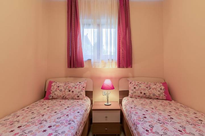 Ganze Wohnung, Wundervolle Ferienwohnung für 4 Personen mit Pool und Garten in Südküste Istrien