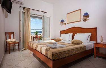 Hôtel pour 2 personnes, avec piscine et balcon dans Adamas