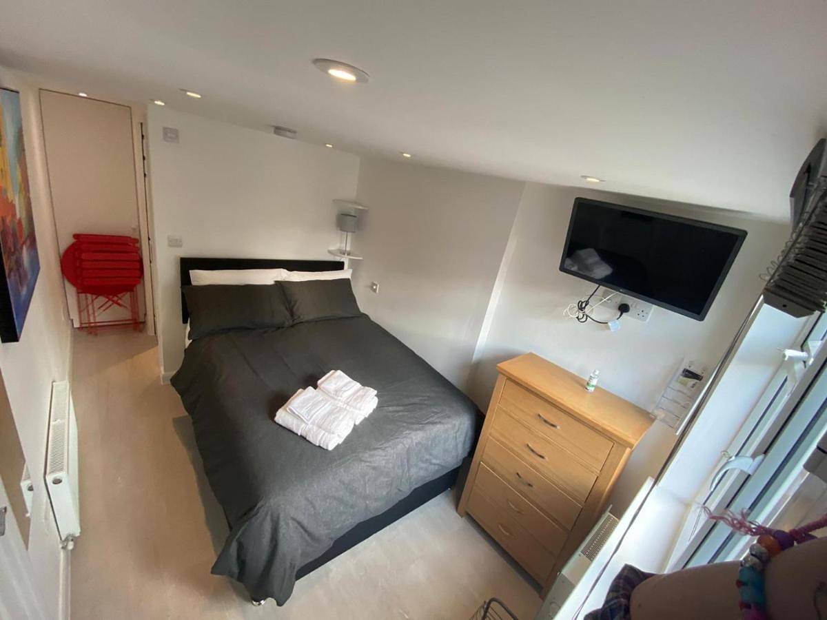 Comfortable cosy double ensuite room 'Karibu' in Cambridge, Cambridgeshire