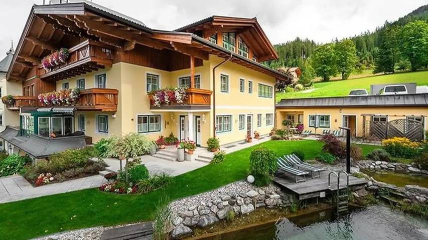 Ferienwohnung für 6 Personen, mit Balkon und Garten sowie Sauna