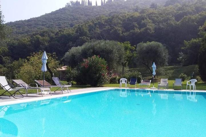 Gîte pour 4 personnes, avec piscine ainsi que terrasse et jardin