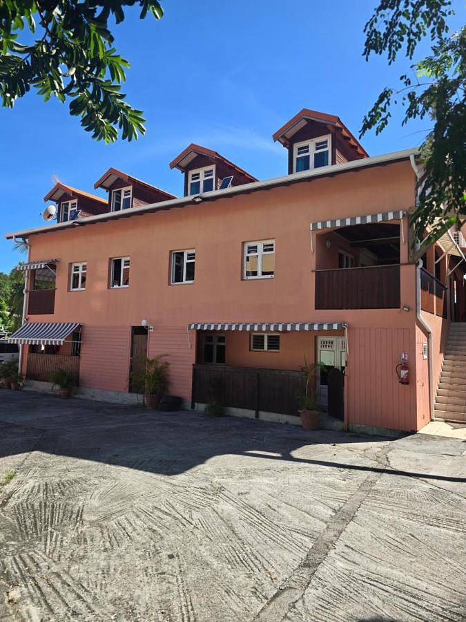 Hôtel pour 6 personnes, avec piscine ainsi que terrasse et vue