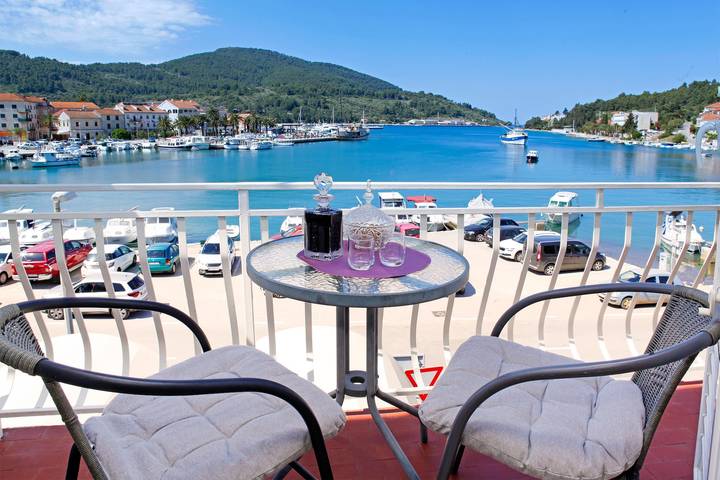 Geheel appartement, Sunshine Apartment Doda - Three Bedroom Apartment with Balcony and Sea View in Vela Luka, Korcula