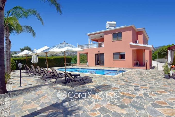 Holiday rental for 9 people, with garden and balcony in Peyia