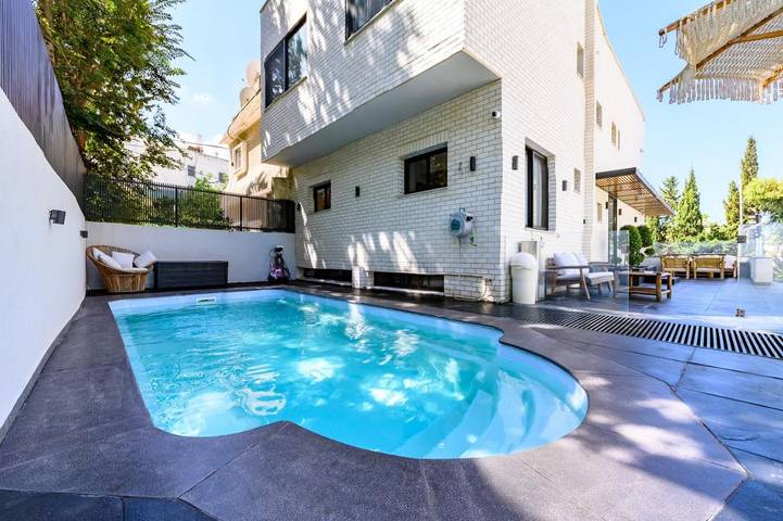 Maison d’hôte pour 4 personnes, avec jardin ainsi que vue et piscine à Tel Aviv