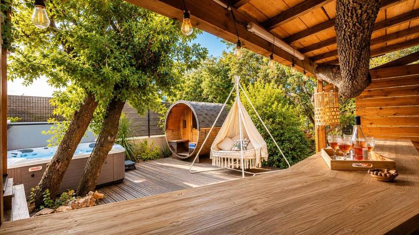 Villa pour 8 personnes, avec piscine et jacuzzi ainsi que jardin et sauna