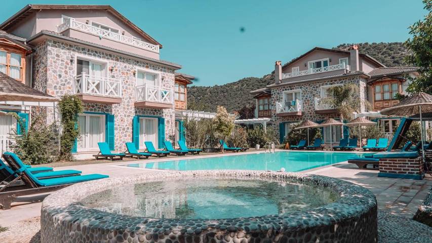 Hôtel pour 2 personnes, avec vue et piscine ainsi que jardin et bassin pour enfant - 1