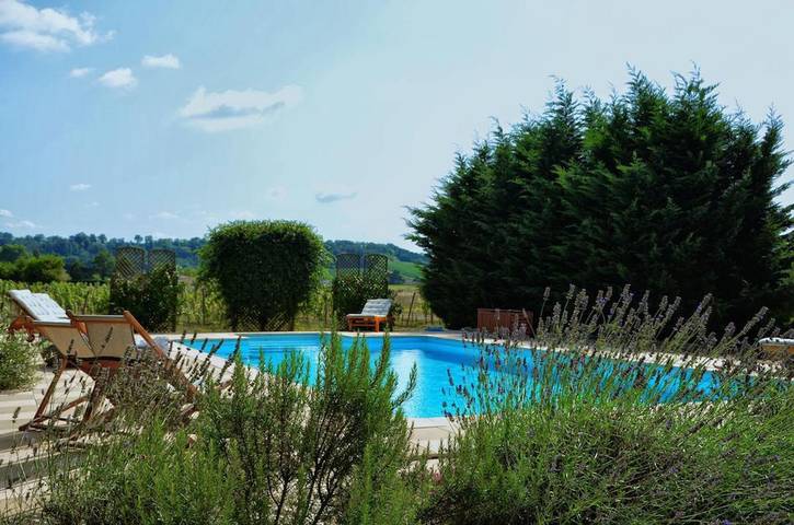 Location de vacances pour 4 personnes, avec jardin ainsi que piscine et vue à Flaujagues