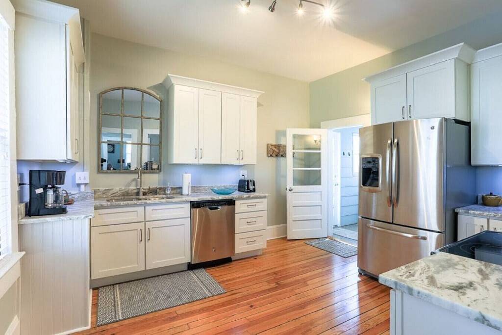 Misty Mountain Retreat - Walk to Dt Hendersonville, Fire Pit, Sleeps 7 in Hendersonville, Henderson County (NC)