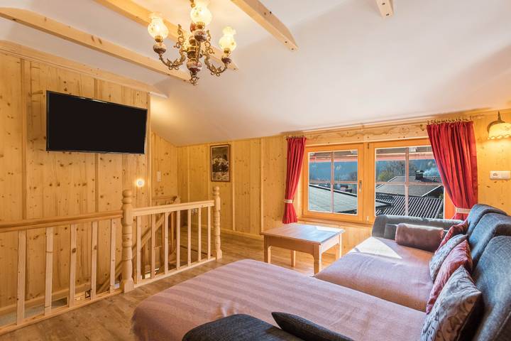Appartement entier, Appartement de 2 étages "Rubin" près de la remonte-pente avec vue montagne, Wi-Fi et terrasse in Mittenwald, Alpes bavaroises