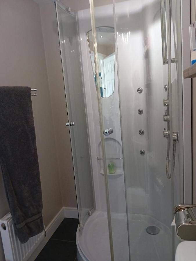 Double Room with Private Bathroom in Coventry, Birmingham Area