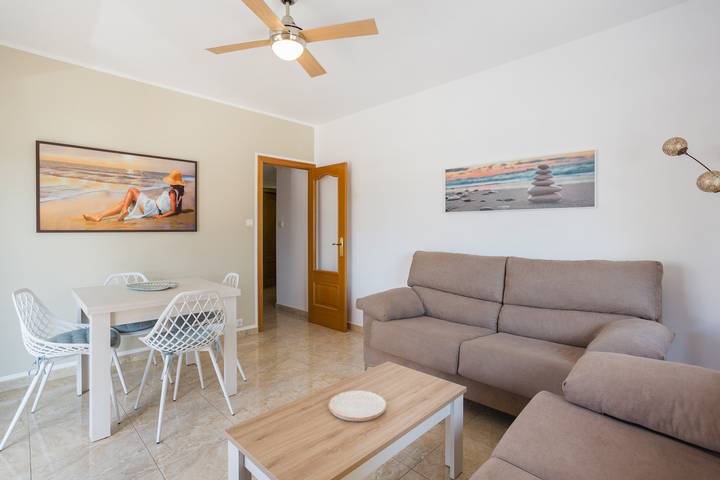 Apartamento entero, Apartamento 'Daimuz Holidays' con vistas al mar, balcón y Wi-Fi in Platja de Daimús (Daimús), Daimuz