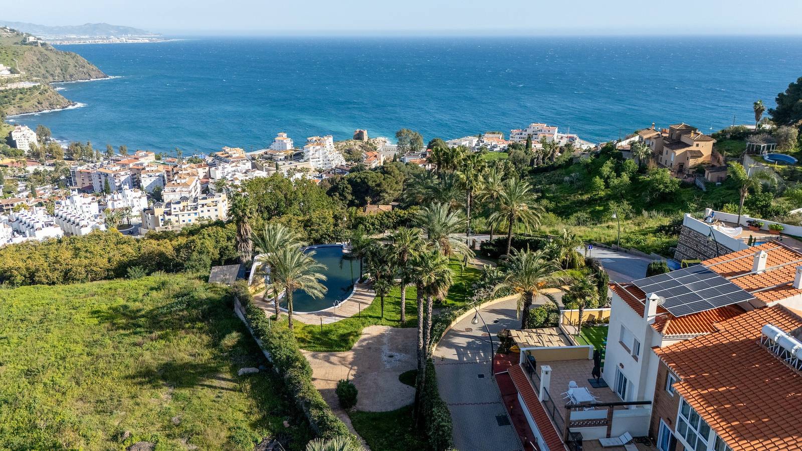 Panorama-Meerblick-Villa mit großer Terrasse, Gemeinschaftspools & Platz für 8 Personen in Fuentes de Almunecar, Almuñecar