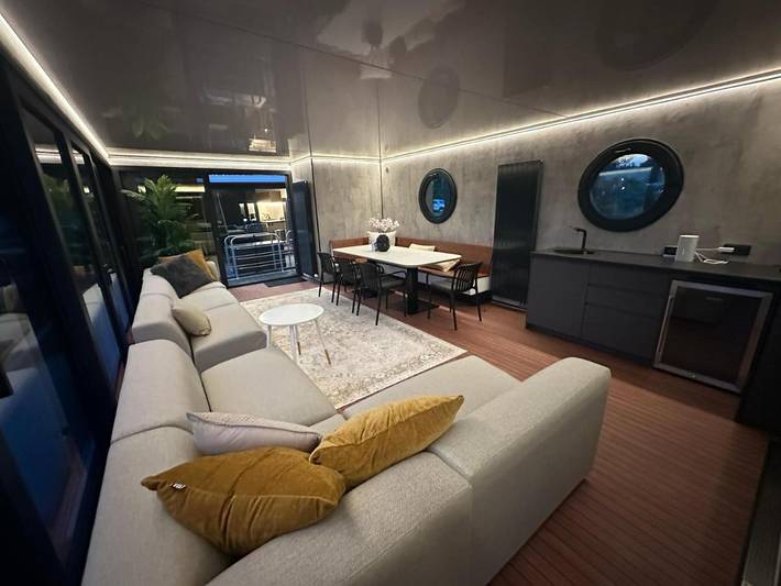Boot voor 8 personen, with uitzicht and terras as well as uitzicht op het meer and sauna in Friesland