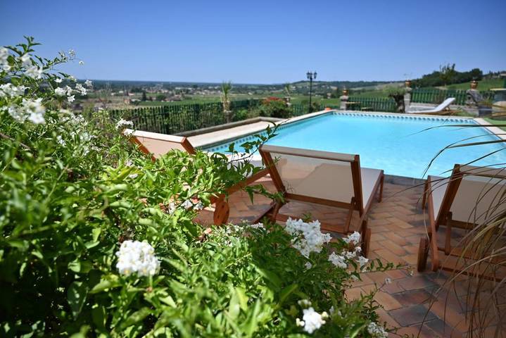 Location de vacances pour 4 personnes, avec Terrasse et Jardin ainsi que Piscine et Vue à Cadillac (entreprise)