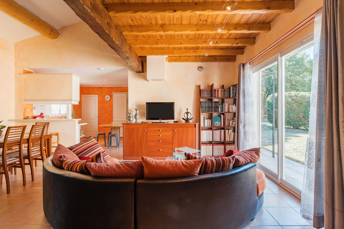 Villa 'Le Verger Du Midi' avec piscine partagée, terrasse privée et Wi-Fi in Cadenet, Parc naturel régional du Luberon