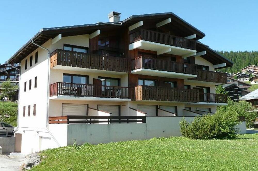 Entire apartment, Cozy 2-Room Apartment for 6 in Les Saisies - Balcony, Ski Access, Scenic Views in Les Saisies, Albertville region