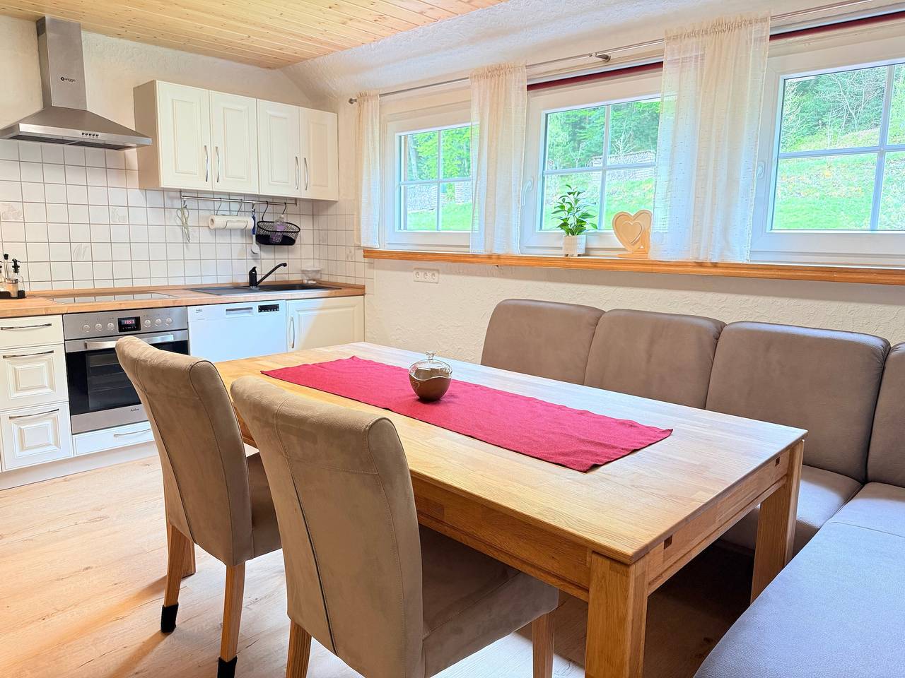 Ganze Wohnung, Ferienwohnung 'Waldblick mit Kamin“ umzäunten Garten mit Spielplatz , Grill , Wlan, Sauna in Enzklösterle, Nordschwarzwald