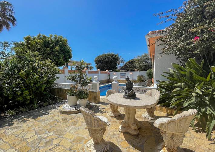 Geheel appartement, Appartement 'Studio La Terraza' met zeezicht, zwembad, tuin & Wi-Fi in Torrox Costa, Torrox