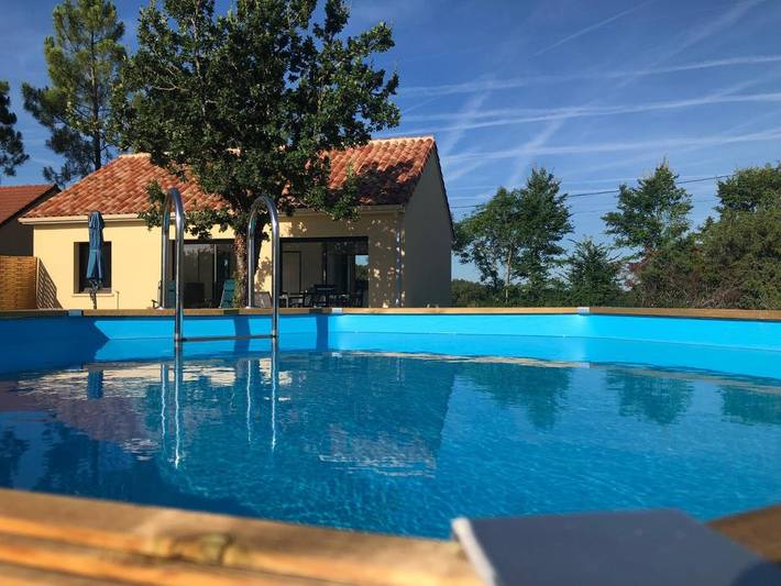 Gîte pour 4 personnes, avec jardin et terrasse ainsi que piscine et vue à Reilhaguet