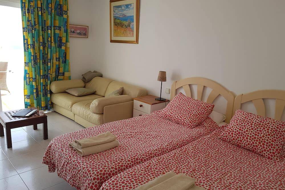 Entire apartment, Air Conditioned Studio Apartment, Pool, Sea Views, Wi-Fi, Uk & Irish Tv + sports in Puerto del Carmen, Tías