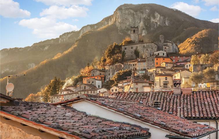 Casa vacanza con terrazza sul fiume, TV e congelatore, 1 km dal Serchio, 600 m da Al Laghetto. in Gallicano, Garfagnana