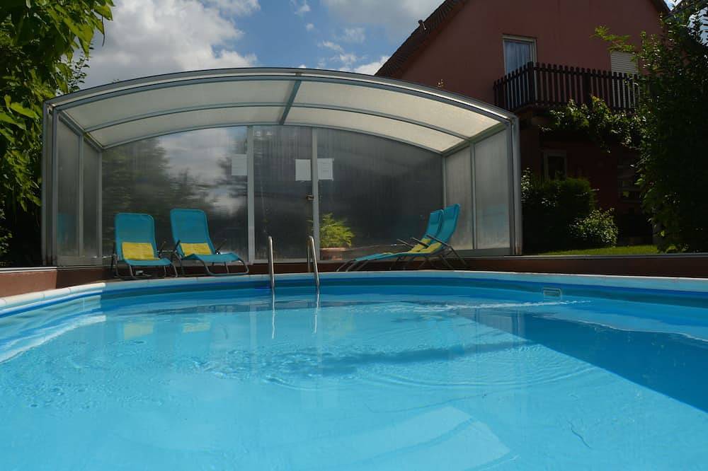 Ferienhaus mit Poolhalle/Sauna, Garten u. Familienfreundl. 10 Pers.,Wintergarten in Pyrbaum, Ostbayern